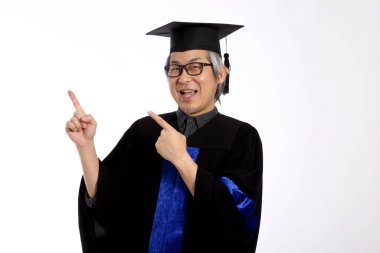 Mezuniyet elbisesi giyen Asyalı adam...