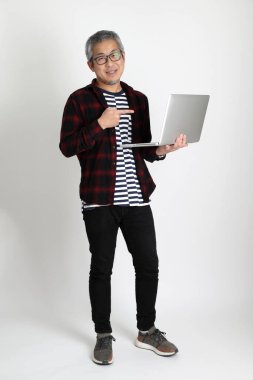 Beyaz arka planda duran Asyalı adam.