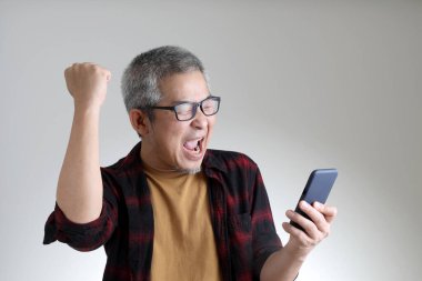 Beyaz arka planda duran Asyalı adam..