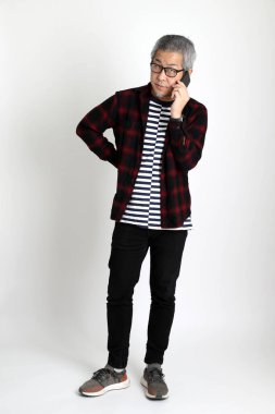 Beyaz arka planda duran Asyalı adam.