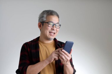 Beyaz arka planda duran Asyalı adam..