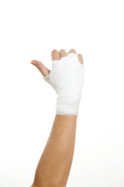 Beyaz arka planda bandajlı insan eli..