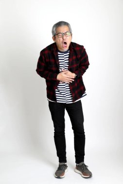 Beyaz arka planda duran Asyalı adam.