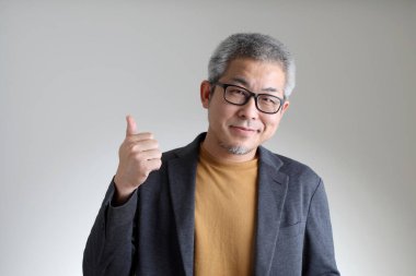 Beyaz arka planda duran akıllı Asyalı adam..