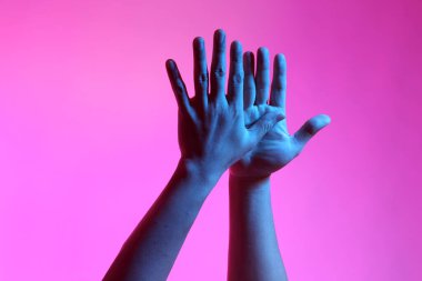 Eller beyaz arkaplanda poz veriyor.