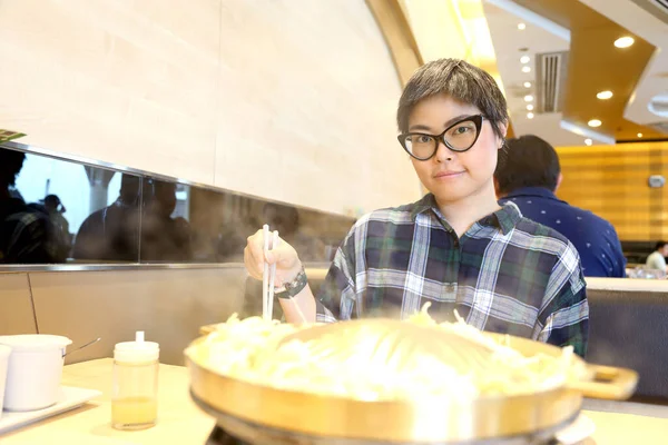 Aziatische Vrouw Het Restaurant — Stockfoto