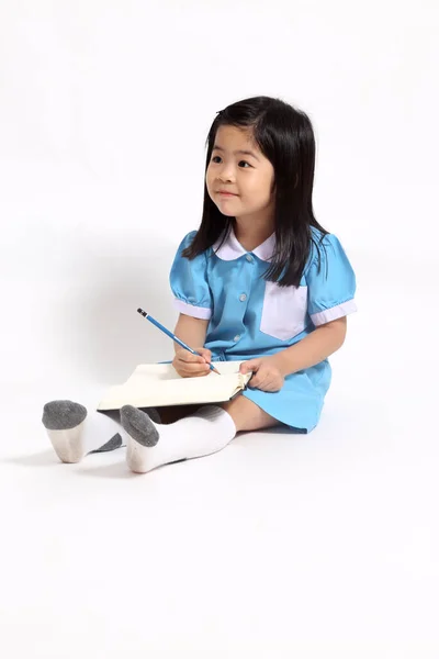 Menina Asiática Escrevendo Caderno — Fotografia de Stock