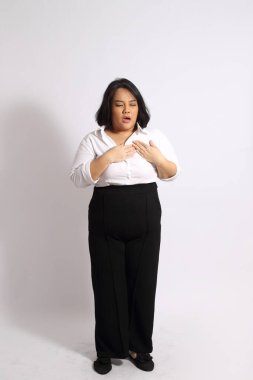 Beyaz arka plandaki Asyalı kadın..