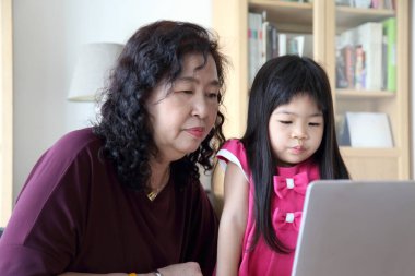 Bilgisayarı olan Asyalı kız..