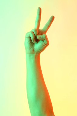 Beyaz arka planda insan eli pozu.