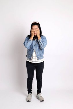 Beyaz arka planda orta yaşlı Asyalı kadın..