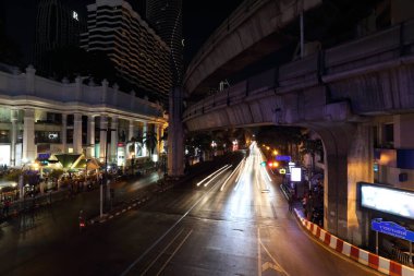 Bangkok, Tayland - 10 Aralık 2019 Rachadamri, Bangkok, Tayland 'daki gece sahnesi.