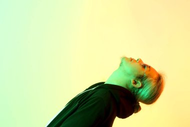 Beyaz arka planda grl renk efektli Asyalı adam..