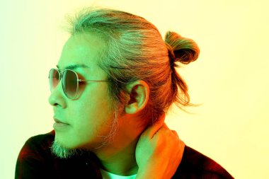 Beyaz arka planda grl renk efektli Asyalı adam..