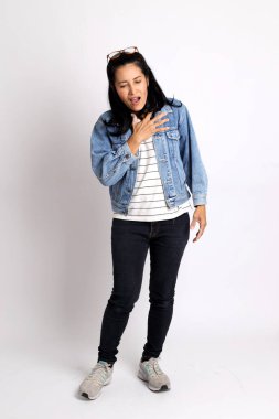 Beyaz arka planda orta yaşlı Asyalı kadın..