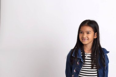 Beyaz arka planda duran Asyalı kız..