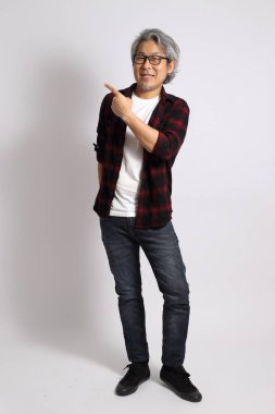 Beyaz arka plandaki yetişkin Asyalı adam..