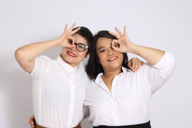 Beyaz arka planda iki Asyalı kadın..