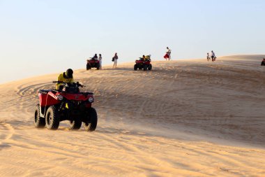 Mui Ne, Vietnam - 21 Aralık 2019: Bau Trang beyaz kum tepelerine yapılan turist ziyareti.