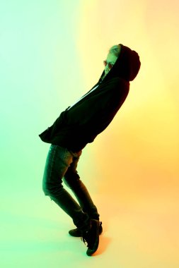 Beyaz arka planda grl renk efektli Asyalı adam..