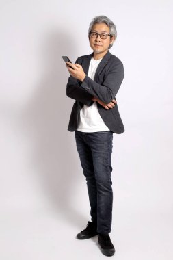 Beyaz arka plandaki yetişkin Asyalı adam..