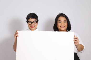 Beyaz arka planda iki Asyalı kadın..