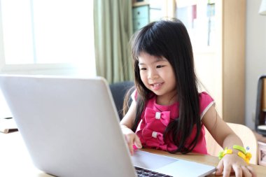 Bilgisayarı olan Asyalı kız..