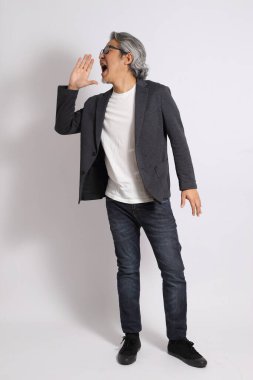 Beyaz arka plandaki yetişkin Asyalı adam..