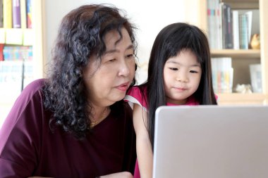 Bilgisayarı olan Asyalı kız..