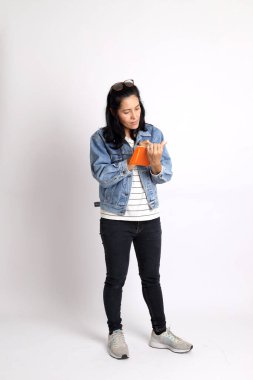 Beyaz arka planda orta yaşlı Asyalı kadın..