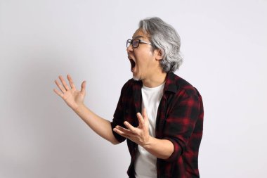 Beyaz arka plandaki yetişkin Asyalı adam..