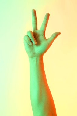 Beyaz arka planda insan eli pozu.