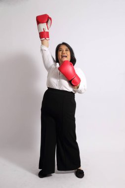 Beyaz arka plandaki Asyalı kadın..