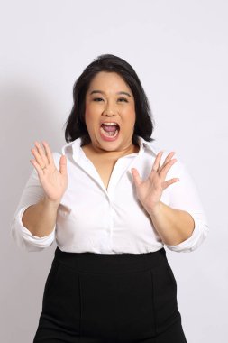 Beyaz arka plandaki Asyalı kadın..