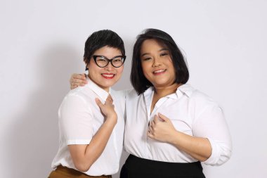 Beyaz arka planda iki Asyalı kadın..