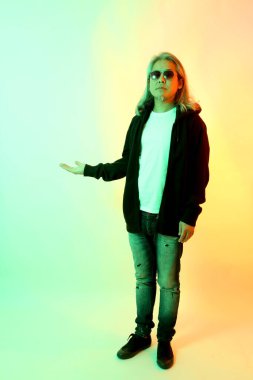 Beyaz arka planda grl renk efektli Asyalı adam..