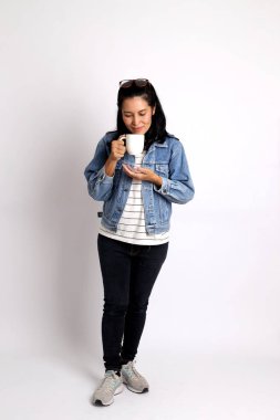 Beyaz arka planda orta yaşlı Asyalı kadın..