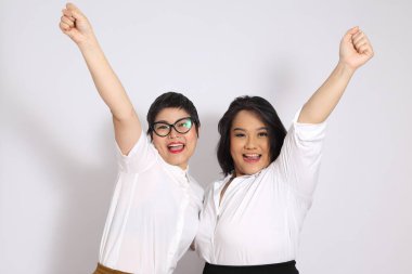 Beyaz arka planda iki Asyalı kadın..