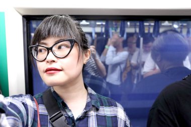 Asyalı kadın trenle seyahat etti..