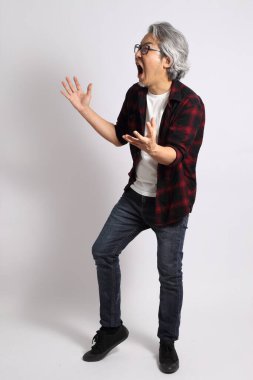 Beyaz arka plandaki yetişkin Asyalı adam..