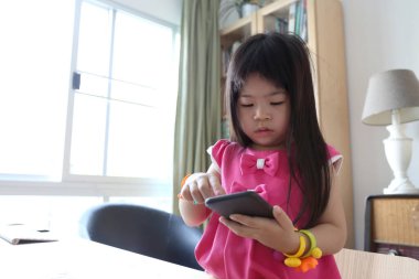 Akıllı telefon kullanan Asyalı kız..