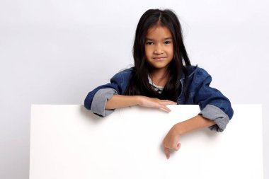 Beyaz arka planda duran Asyalı kız..