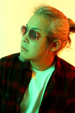 Beyaz arka planda grl renk efektli Asyalı adam..