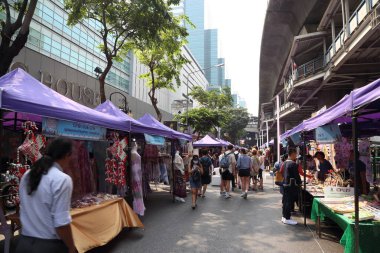 Bangkok, Tayland - 19 Ocak 2020: Bangkok, Tayland 'da özel etkinlik için Silom Yolu' ndaki Sokak Gıda Pazarı.