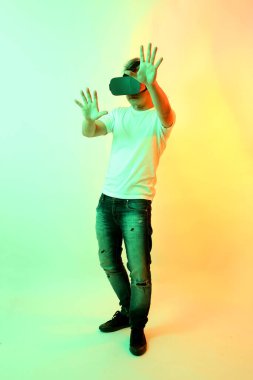 VR gözlüklü Asyalı adam..