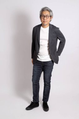 Beyaz arka plandaki yetişkin Asyalı adam..