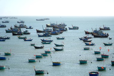 Mui Ne, Vietnam - 21 Aralık 2019: Mui Ne, Vietnam 'daki bir grup balıkçı teknesi.
