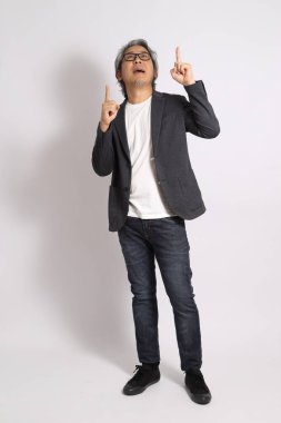 Beyaz arka plandaki yetişkin Asyalı adam..