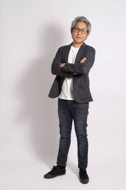 Beyaz arka plandaki yetişkin Asyalı adam..