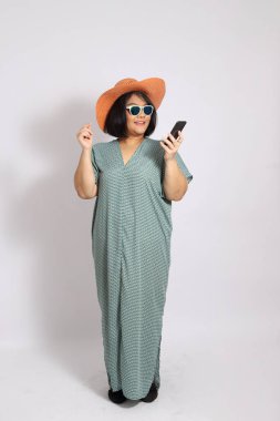 Beyaz arka plandaki Asyalı kadın..